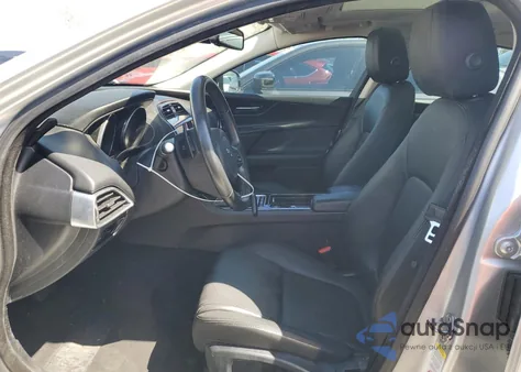 2018 Jaguar Xe Premium z USA, uszkodzony, nr VIN SAJAD4FN3JCP25046